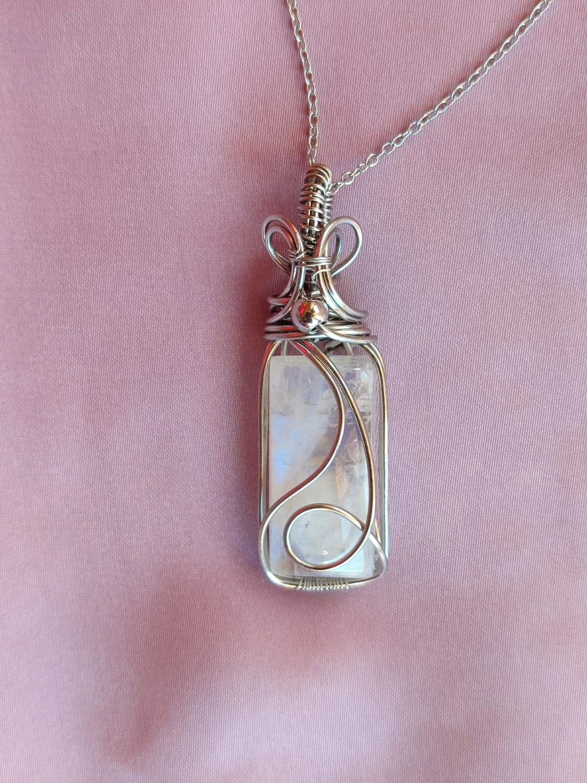 Specchio di Alhena – Collana con Labradorite Bianca Rettangolare | Il Laboratorio delle Pietre