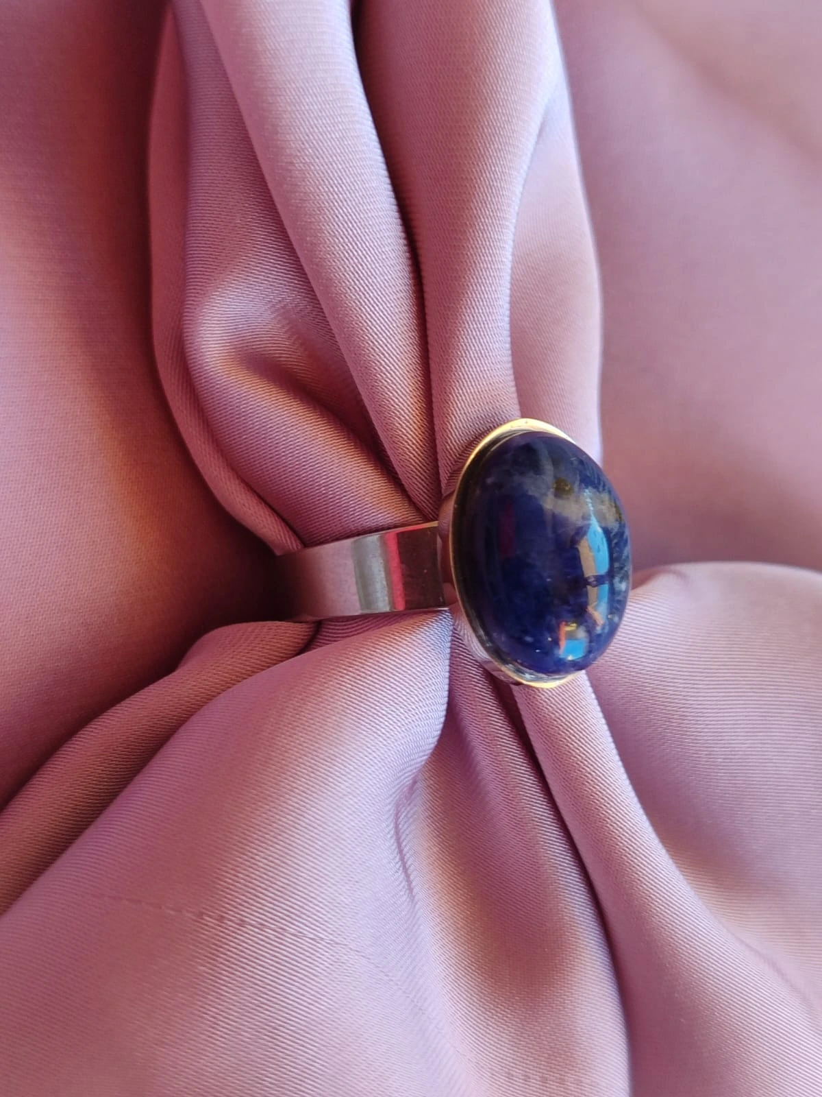 Sigillo di Orione – Anello in Acciaio con Sodalite | Il Laboratorio delle Pietre