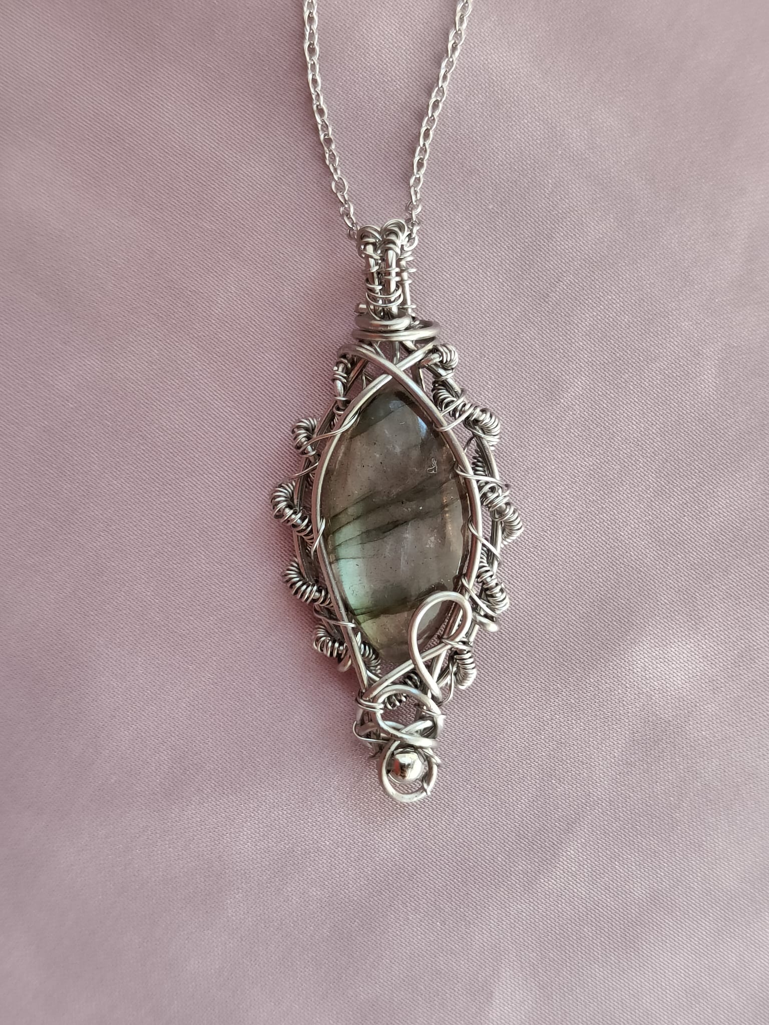 Velo di Artemide – Ciondolo in Labradorite | Il Laboratorio delle Pietre
