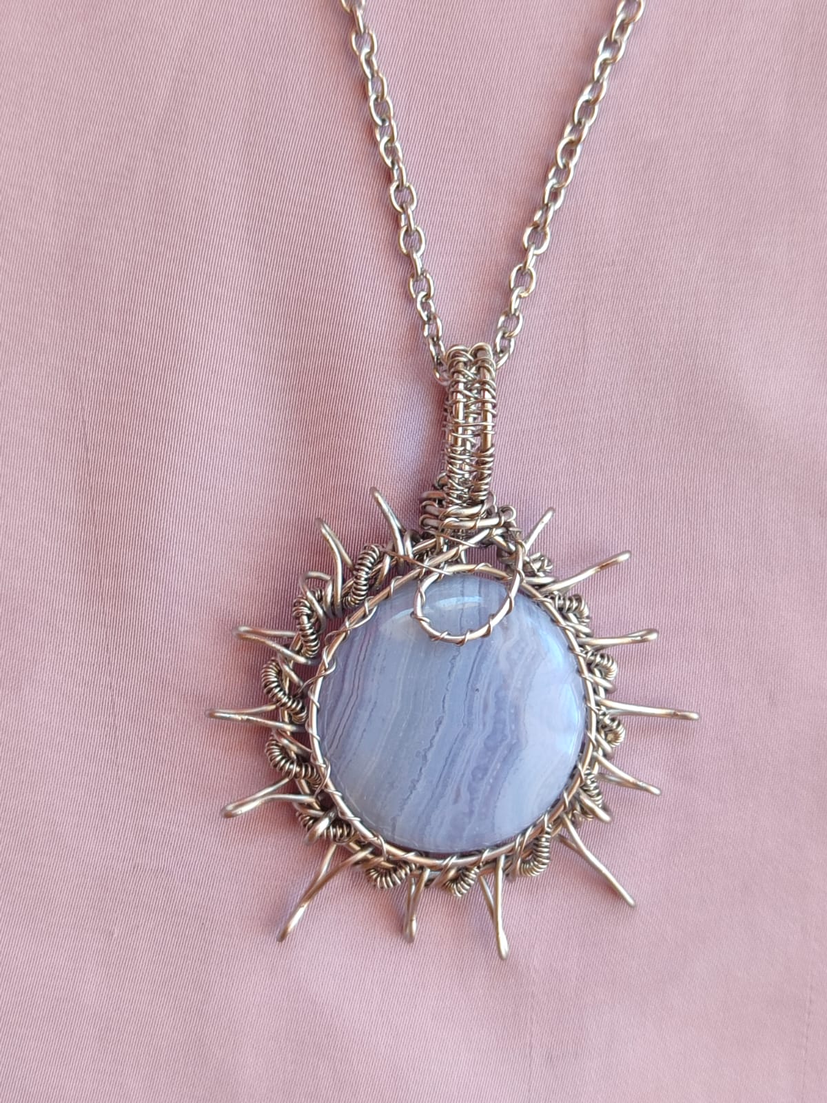Sole di Auralis – Ciondolo in Agata Blu Lace | Il Laboratorio delle Pietre