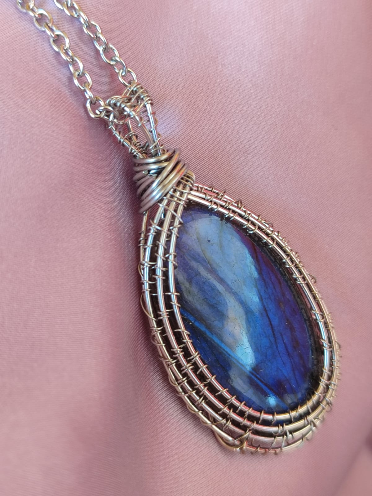 Fiamma di Astrael – Ciondolo in Labradorite Blu | Il Laboratorio delle Pietre