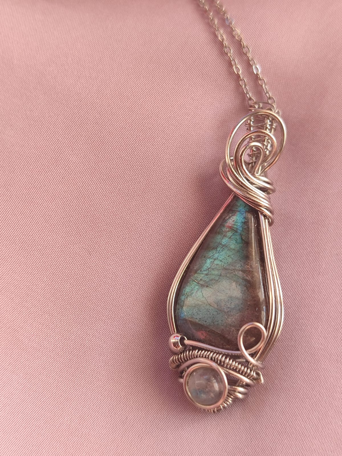 Vento di Elyndra – Ciondolo in Labradorite | Il Laboratorio delle Pietre