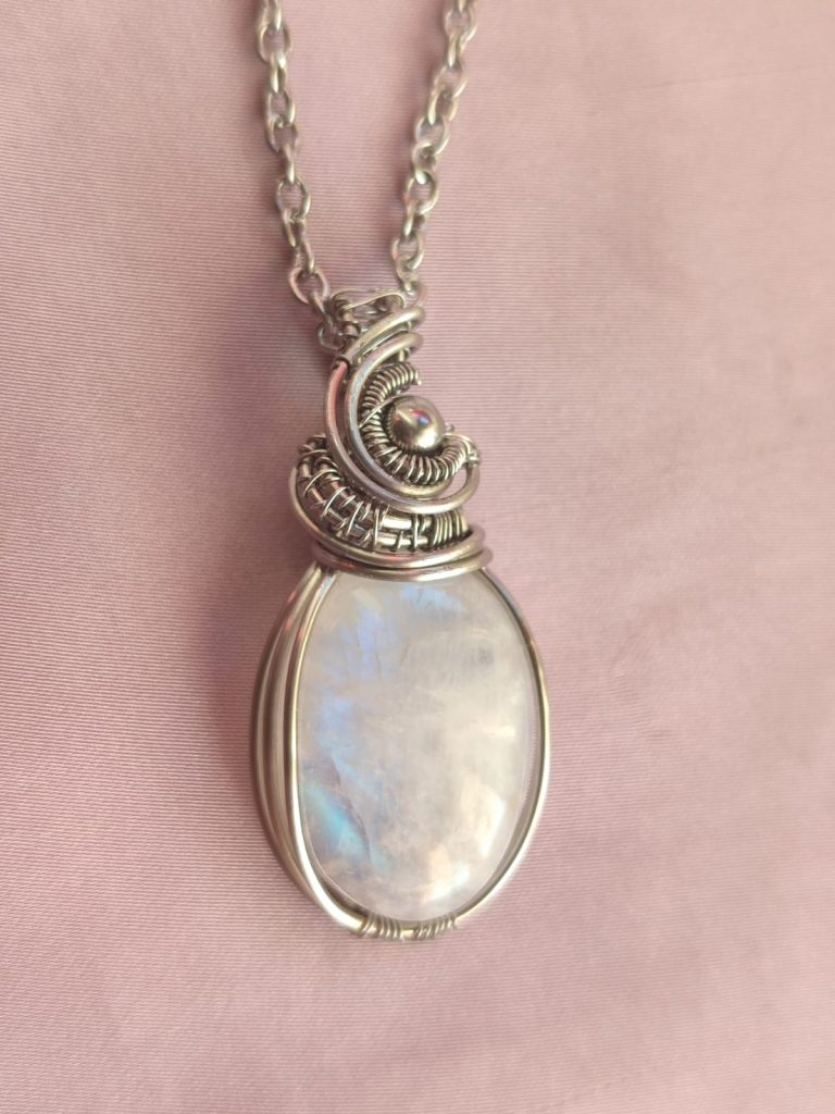 Candore di Lunarya – Ciondolo in Labradorite Bianca | Il Laboratorio delle Pietre