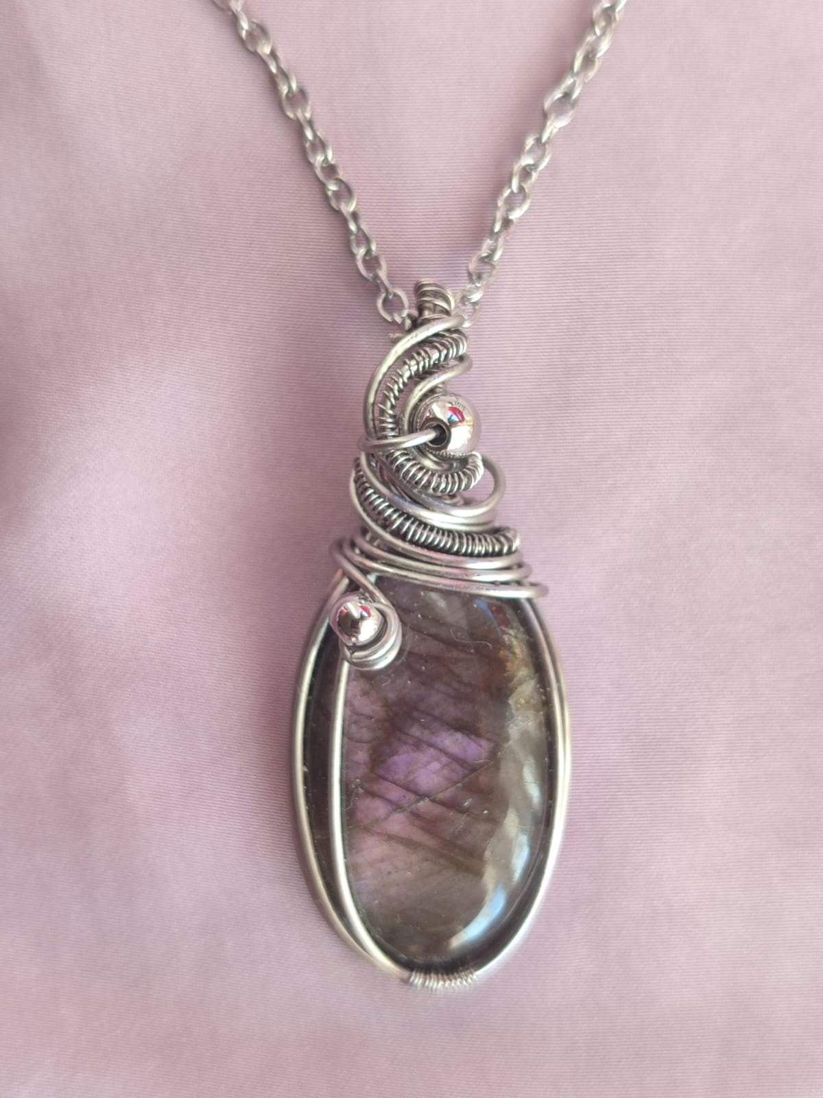 Crepuscolo di Veyra – Ciondolo in Labradorite Viola | Il Laboratorio delle Pietre