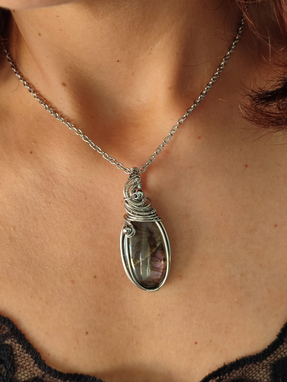 Crepuscolo di Veyra – Ciondolo in Labradorite Viola | Il Laboratorio delle Pietre