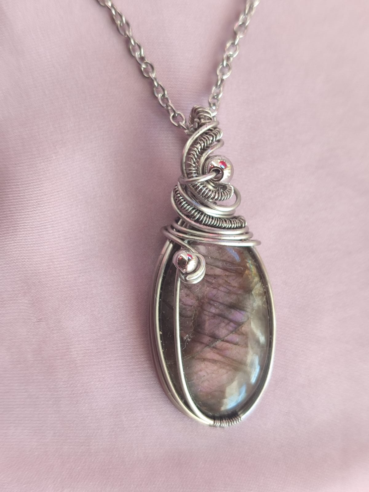 Crepuscolo di Veyra – Ciondolo in Labradorite Viola | Il Laboratorio delle Pietre