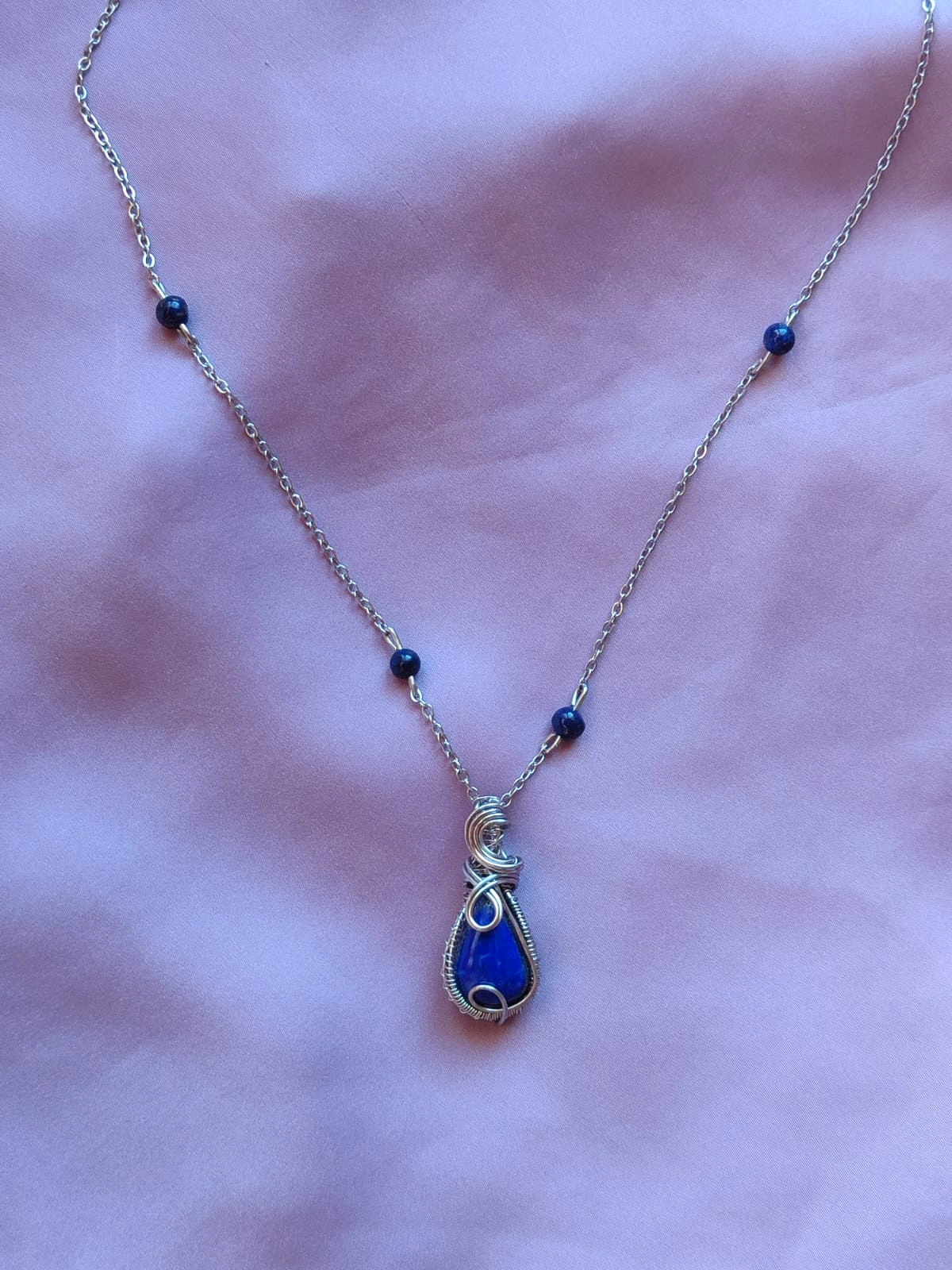 Goccia di Nabu – Collana in Acciaio con Lapislazzuli | Il Laboratorio delle Pietre