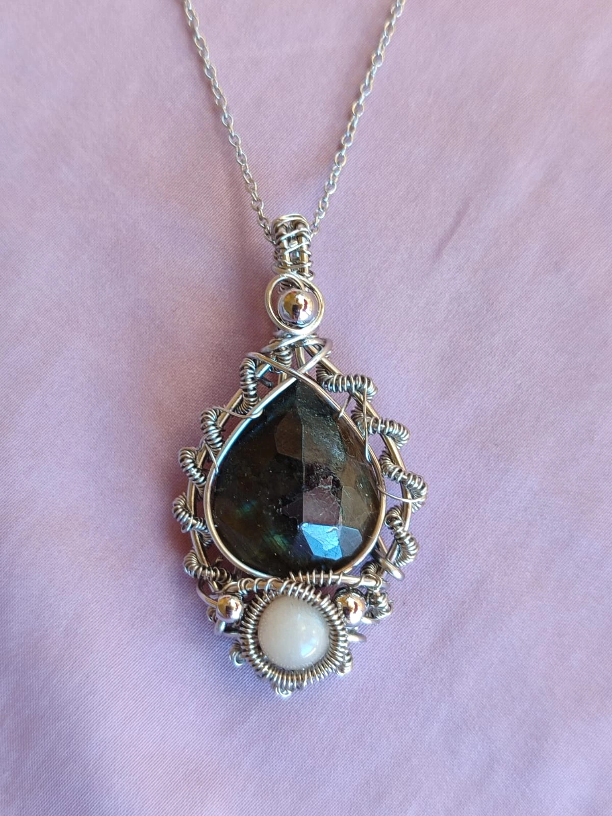 Amuleto di Asterluna – Collana in Acciaio con Labradorite Bianca e Pietra di Luna