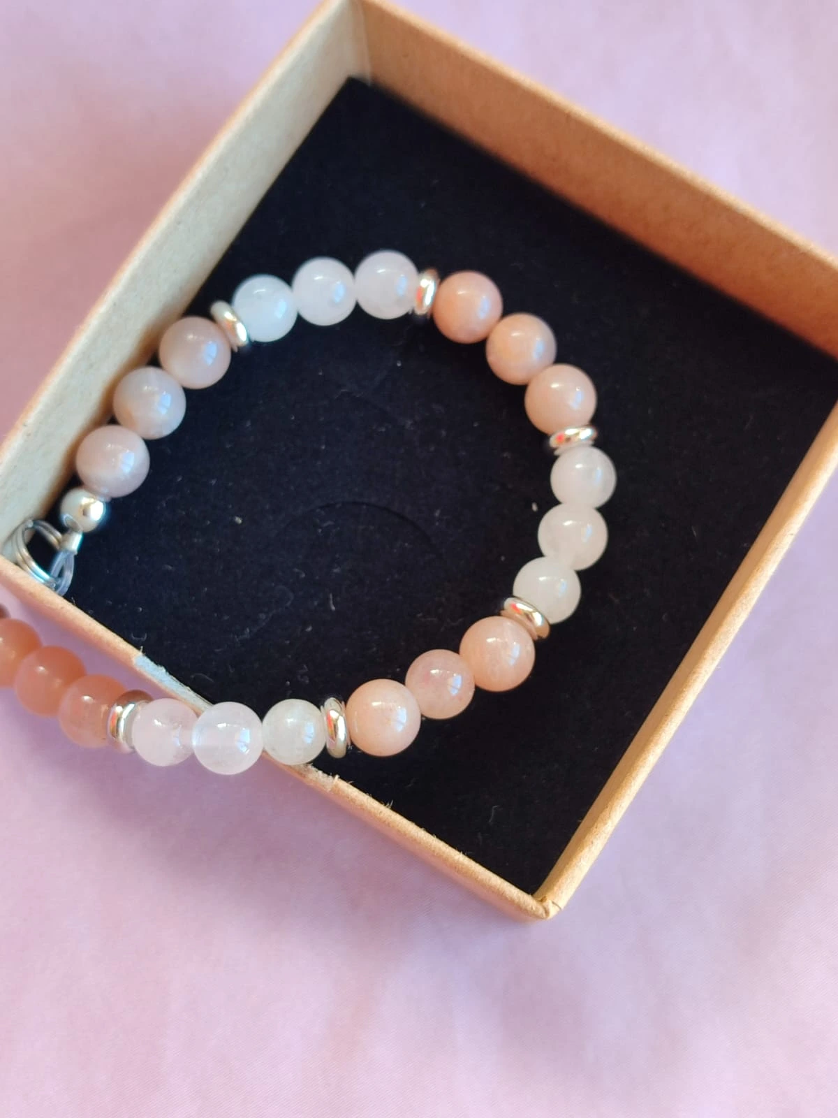 Luna di Elysia – Bracciale in Acciaio con Labradorite Bianca e Pietra di Luna Rosa