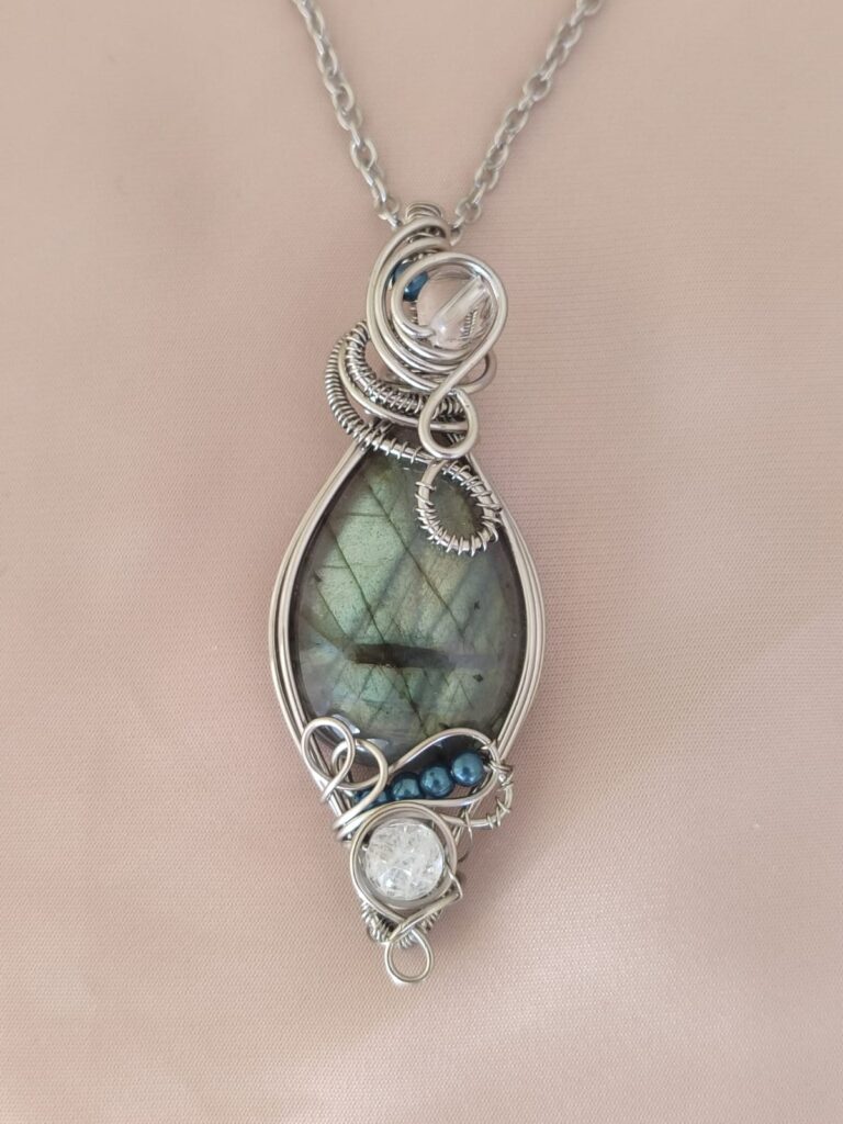 Aurora di Verdalia – Collana in Acciaio con Labradorite Verde e Quarzo Ialino