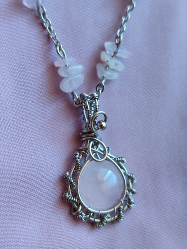 Carezza di Eirene – Collana in Quarzo Rosa con Chips di Quarzo Rosa