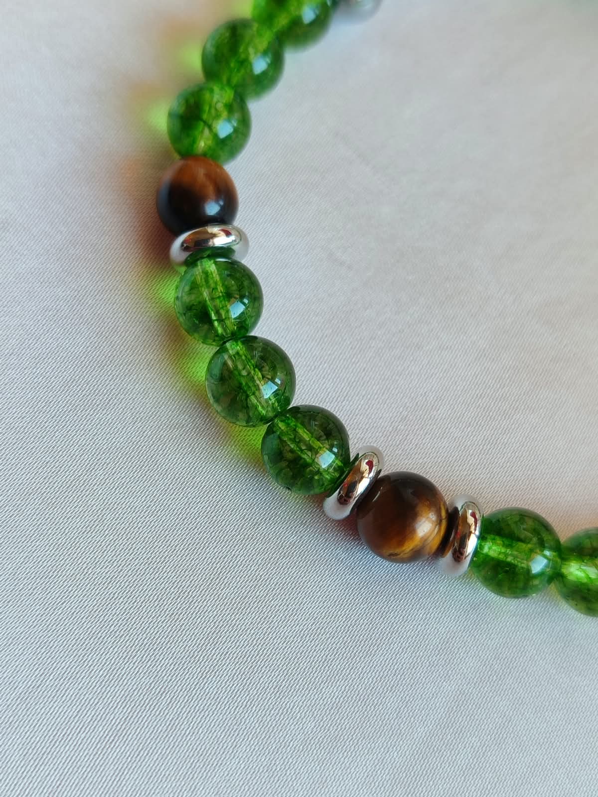 Cerchio di Sylvar – Bracciale in Quarzo Ialino Verde con Occhio di Tigre